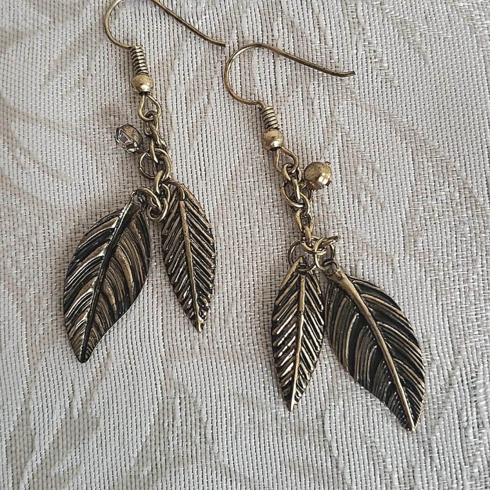 Goldtone feather earrings NEW
